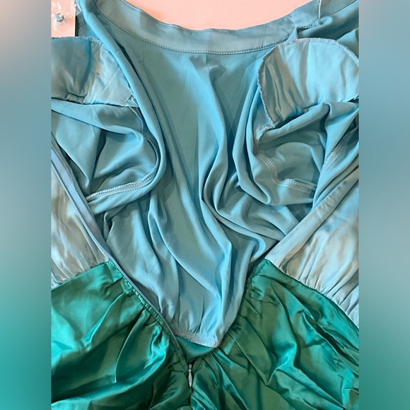 In The Style x Billie Faiers satin contrast high neck ruched skirt in blue/green - Picture 9 of 14